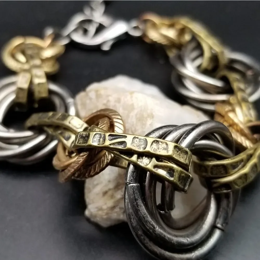 Elegant cross link decor bracelet. B419